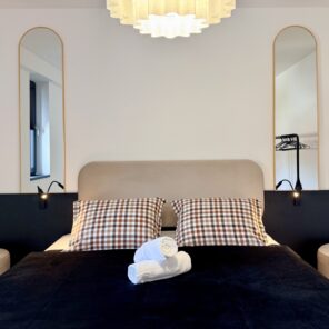 Sypialnia z podwójnym łóżkiem w apartamencie 12