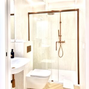Łazienka z prysznicem w apartamencie 12