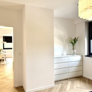 Hol z komodą w apartamencie 12