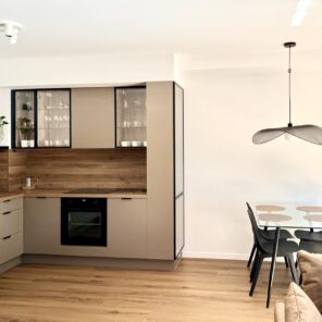Kuchnia ze strefą jadalną w apartamencie 26
