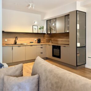 Kuchnia z przeszkloną witryną w apartamencie 26