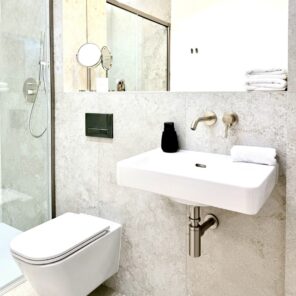 Łazienka z prysznicem w apartamencie 26