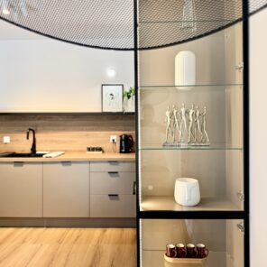 Przeszklona witryna z zastawą w apartamencie 26